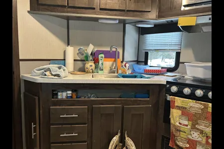 Howard's Radiance 25 RB Travel Trailer