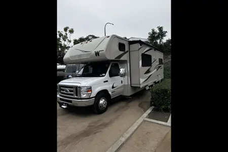 Family Adventurer Winnebago Minnie Winnie 31H Class C