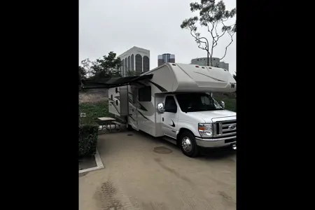 Family Adventurer Winnebago Minnie Winnie 31H Class C