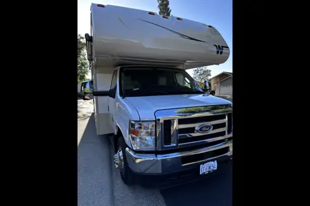 Family Adventurer Winnebago Minnie Winnie 31H Class C