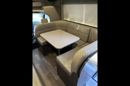 Family Adventurer Winnebago Minnie Winnie 31H Class C