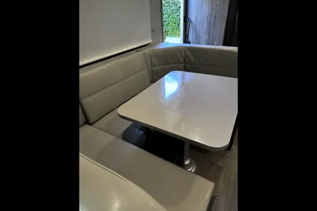 Family Adventurer Winnebago Minnie Winnie 31H Class C