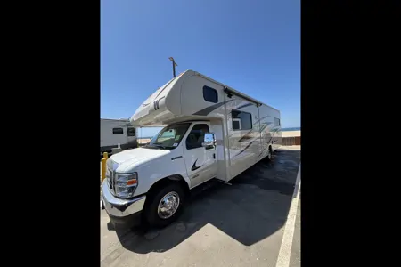 Family Adventurer Winnebago Minnie Winnie 31H Class C
