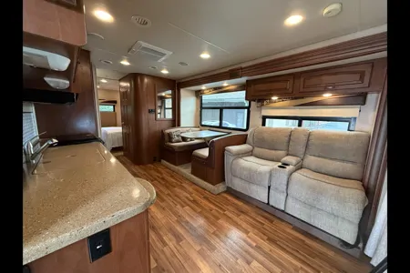 Luxury 2015 Jayco RV - Sleep 6 - Family Road Trip!