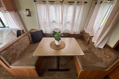 26’ Family friendly RV SET UP ON LAKEFRONT RESORT!