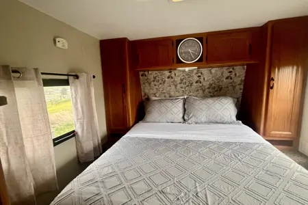 26’ Family friendly RV SET UP ON LAKEFRONT RESORT!