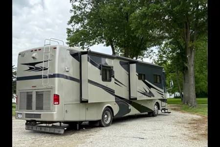 Luxury 2006 Monaco Knight Diesel Pusher