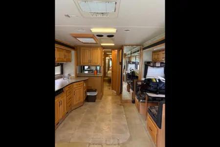 Luxury 2006 Monaco Knight Diesel Pusher