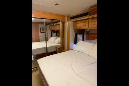 Luxury 2006 Monaco Knight Diesel Pusher