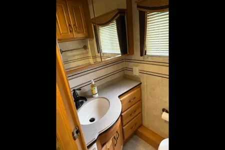 Luxury 2006 Monaco Knight Diesel Pusher