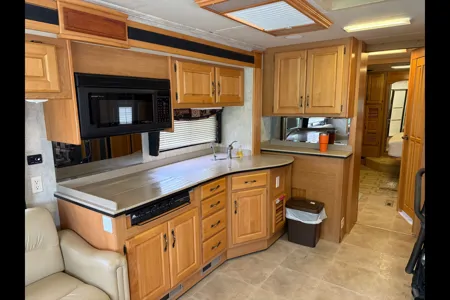 Luxury 2006 Monaco Knight Diesel Pusher