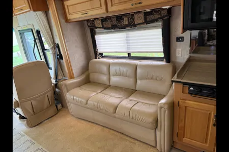 Luxury 2006 Monaco Knight Diesel Pusher