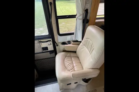 Luxury 2006 Monaco Knight Diesel Pusher