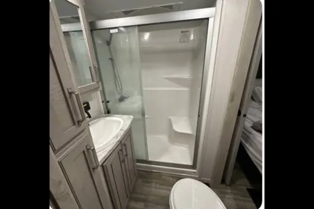 Spacious Modern Rv!!