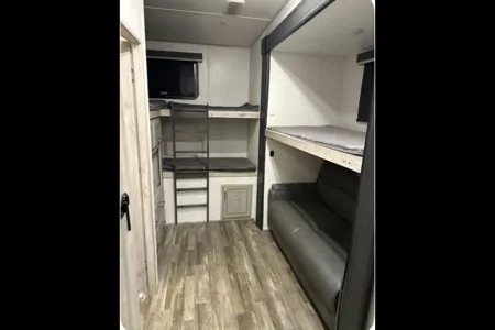 Spacious Modern Rv!!
