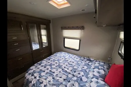 EnJoy the Canadian summer in a beautiful, clean, spacious Motorhome C that sleeps 8!