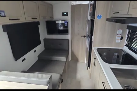 zeus's Forest River FOREST RIVER FLAGSTAFF E-PRO 19FD Travel Trailer