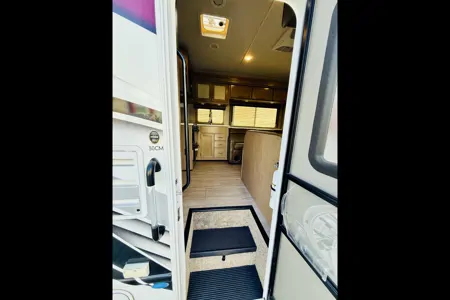 ‘Beddy White’ Thor Coleman 30CM Class C - Sleeps 8