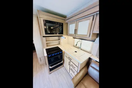 ‘Beddy White’ Thor Coleman 30CM Class C - Sleeps 8