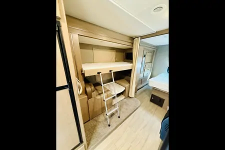 ‘Beddy White’ Thor Coleman 30CM Class C - Sleeps 8