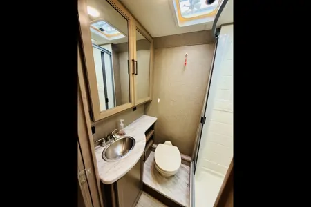 ‘Beddy White’ Thor Coleman 30CM Class C - Sleeps 8