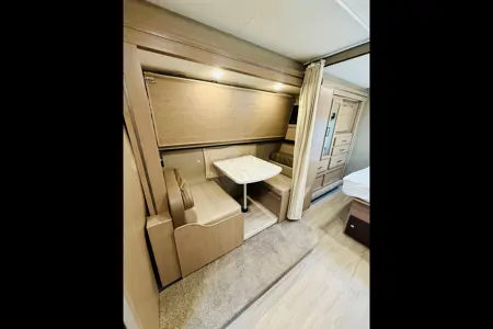 ‘Beddy White’ Thor Coleman 30CM Class C - Sleeps 8