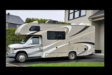 Thor Motor Coach Four Winds Classe C _ 2015