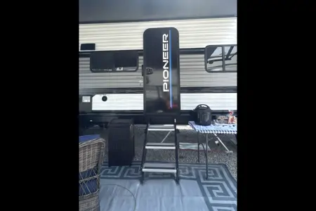Bobby's Heartland Pioneer QB300 Travel Trailer