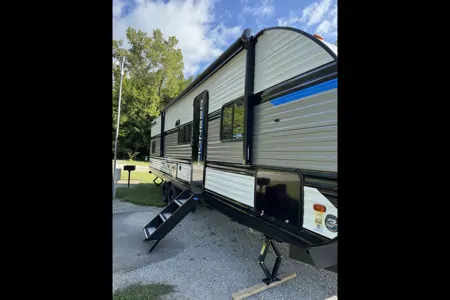 Bobby's Heartland Pioneer QB300 Travel Trailer
