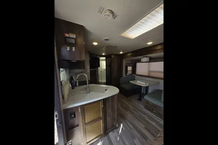 Family-Friendly Aerolite 2133RB | Easy Tow & Delivery