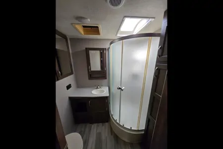 Family-Friendly Aerolite 2133RB | Easy Tow & Delivery