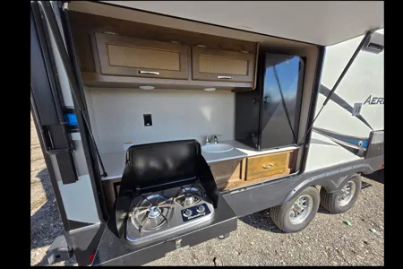 Family-Friendly Aerolite 2133RB | Easy Tow & Delivery