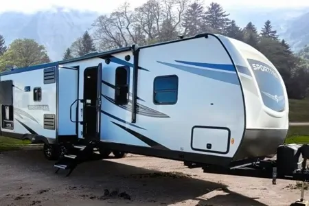 2022 Venture RV SportTrek: Family-Friendly