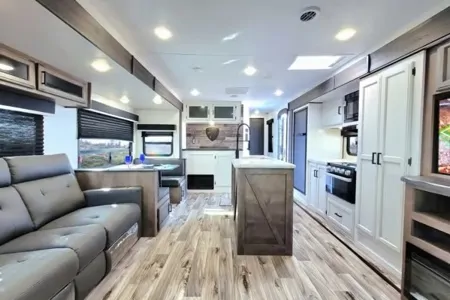 2022 Venture RV SportTrek: Family-Friendly
