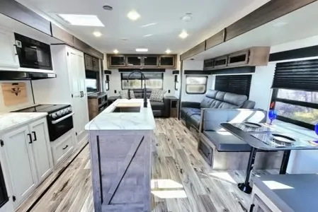 2022 Venture RV SportTrek: Family-Friendly