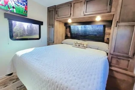 2022 Venture RV SportTrek: Family-Friendly