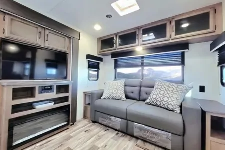 2022 Venture RV SportTrek: Family-Friendly