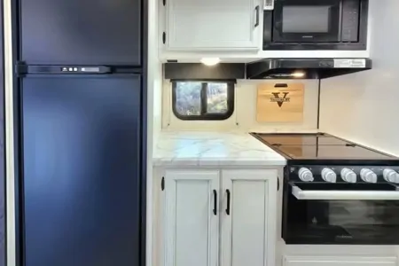 2022 Venture RV SportTrek: Family-Friendly