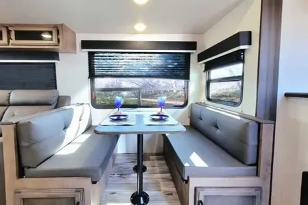 2022 Venture RV SportTrek: Family-Friendly