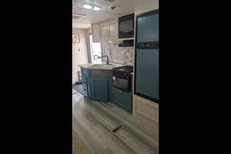 Ameri The Healing Vibes trailer.