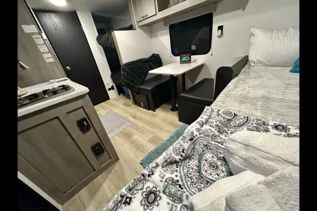“Holiday Road” Cruiser RV Aviner Travel Trailer