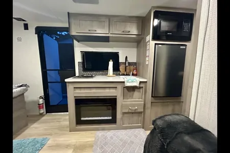 “Holiday Road” Cruiser RV Aviner Travel Trailer