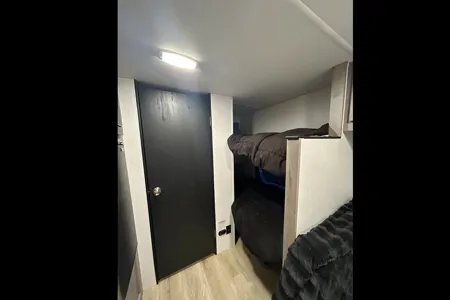 “Holiday Road” Cruiser RV Aviner Travel Trailer