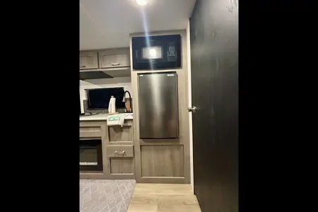“Holiday Road” Cruiser RV Aviner Travel Trailer