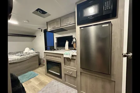 “Holiday Road” Cruiser RV Aviner Travel Trailer