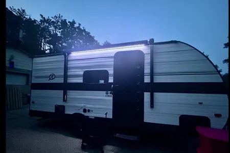 “Holiday Road” Cruiser RV Aviner Travel Trailer