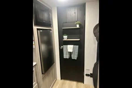 “Holiday Road” Cruiser RV Aviner Travel Trailer