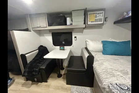 “Holiday Road” Cruiser RV Aviner Travel Trailer