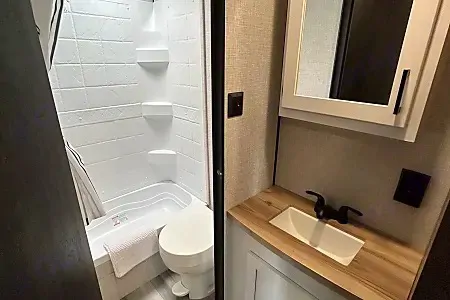 New 2025 Starcraft 24ft. Trailer- free private shuttle - Tina