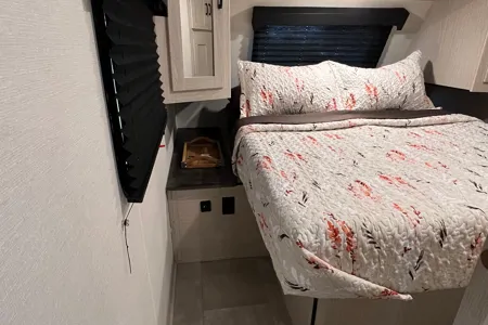 Peter's Coachman Apex 290BHS Travel Trailer